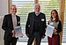 v.li.: Student Simon Fischer, Heinz-Rudi Spiegel von der Marga und Kurt Möllgaard-Stiftung, Studentin Lea Mascha Benz