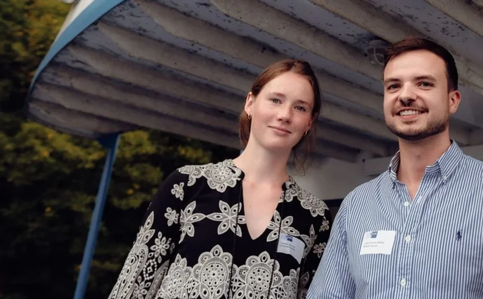 Foto von einer jungen Frau und einem jungen Mann.