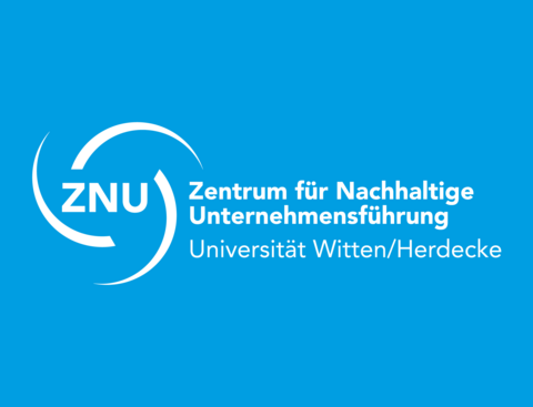 Logo des Zentrums für Nachhaltige Unternehmensführung (ZNU). (Grafik: UW/H | Julian Kliem) Weiße Schrift auf hellblauem Grund.