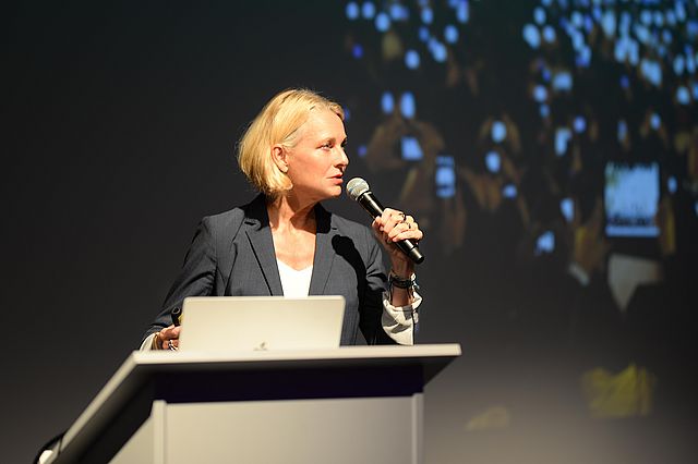 Prof. Dr. Miriam Meckel bei der Keynote (Foto: Cara Wegerer)