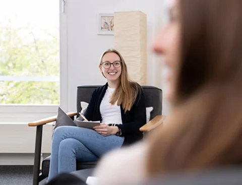 The Psychology (B. Sc.) degree programme at the UW/H (Photo: UW/H | Michael Schwettmann) Two female students on the Psychology (B. Sc.) degree programme at the UW/H