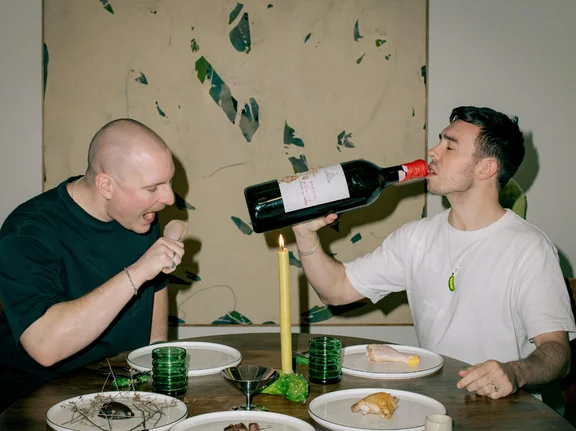 Julian Seitlinger und sein Geschäftspartner Adrian Parpat sitzen an einem Tisch und essen.