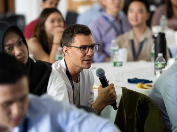 Ein Student spricht in ein Mikrofon.