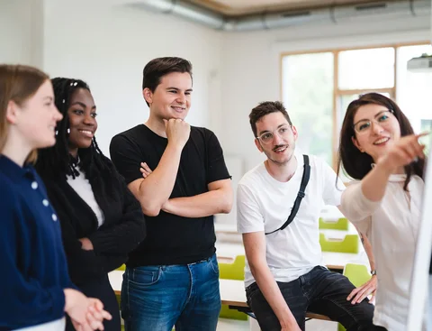 Bachelor-Studierende an der UW/H (Foto: UW/H | Johannes Buldmann) Eine Gruppe Studierender steht am Flipchart und diskutiert über ein Thema.
