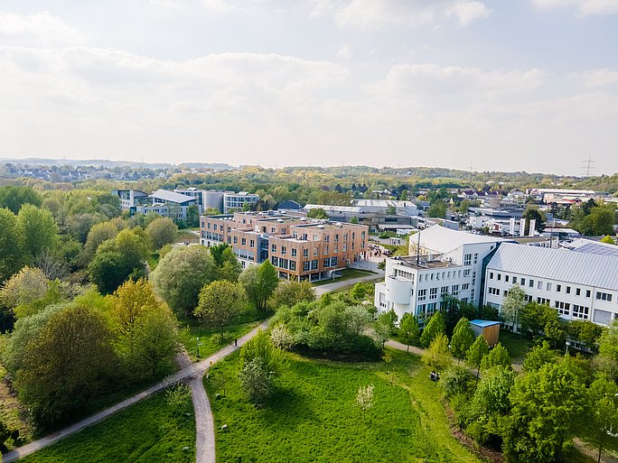 Universitätsgebäude und Campusgarten aus der Sicht von oben