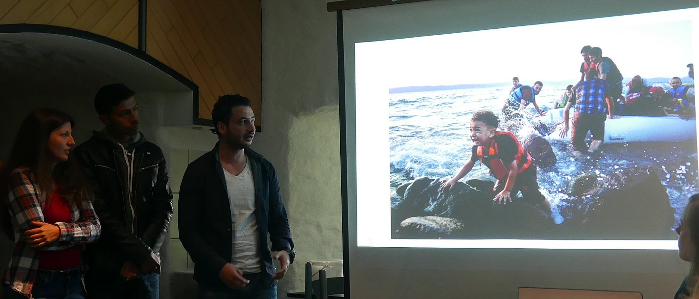 Symbolbild von präsentierenden Studierenden