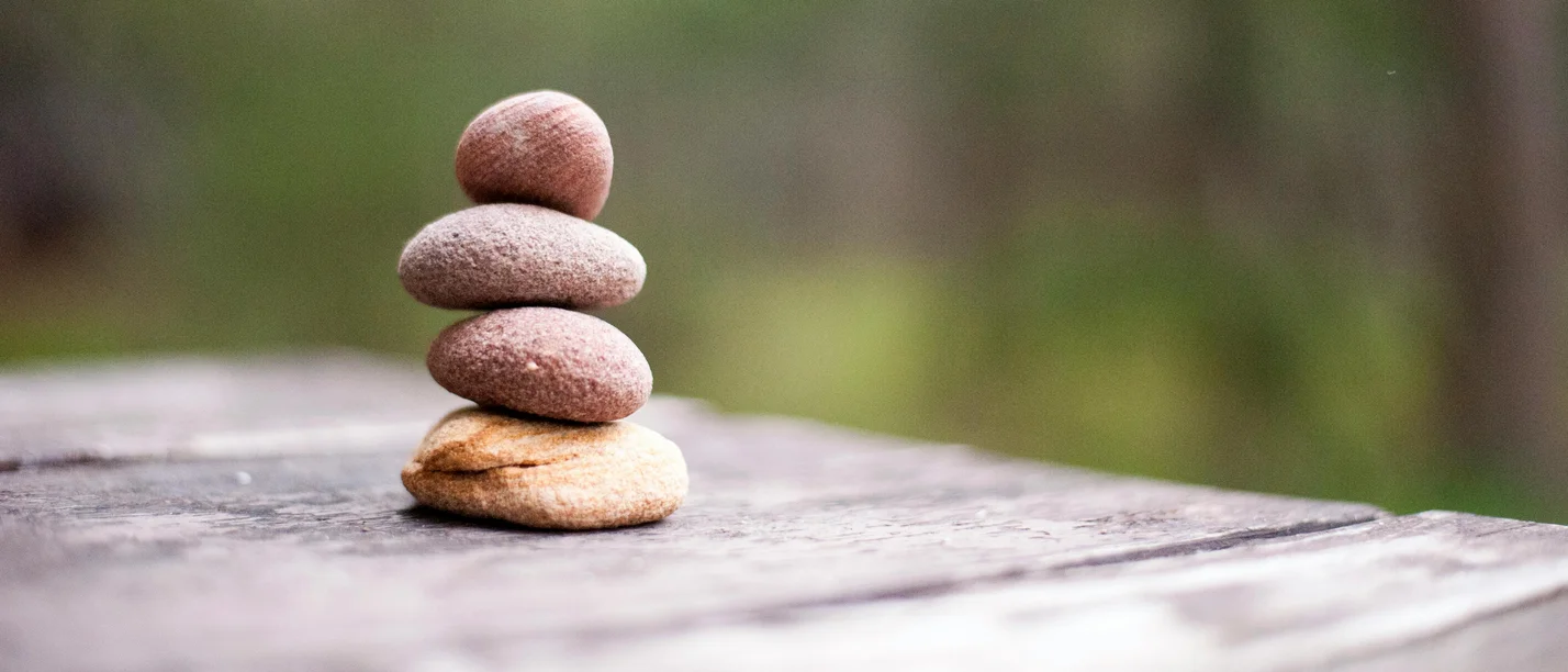 An der UW/H findet die erste internationale Konferenz zur Wissenschaft der Mind-Body-Medizin statt. (Foto: pexels | nicollazzi xiong) Vier kleine Steine aufeinander gestapelt.