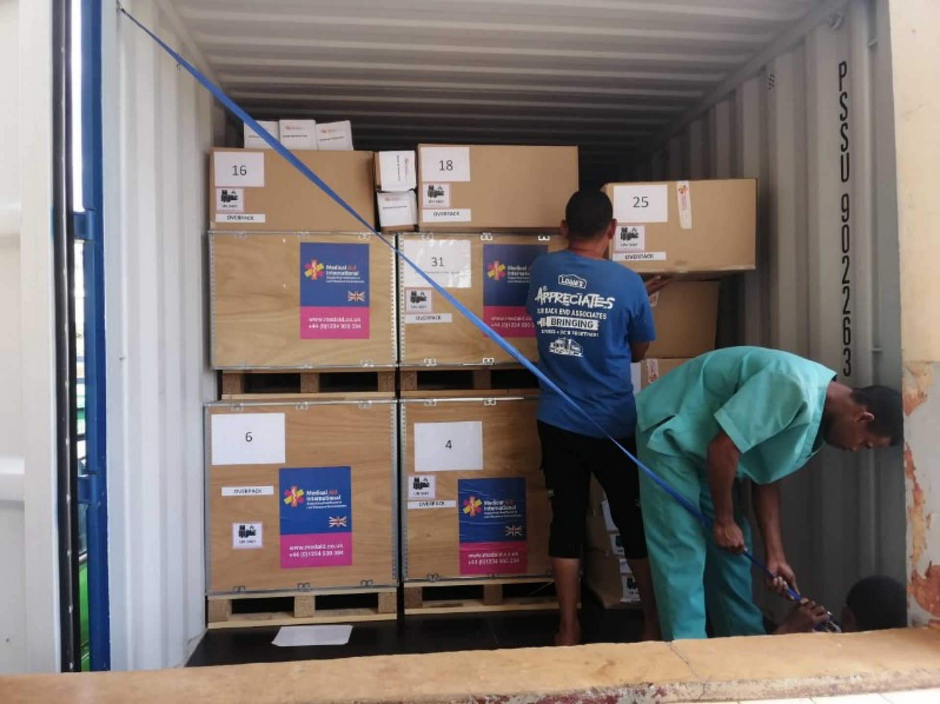 Zwei Männer laden Kartons in einem LKW