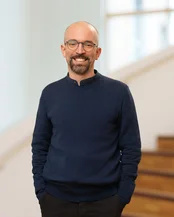 Portrait photo of Dr Alexander Jakobidze-Gitman