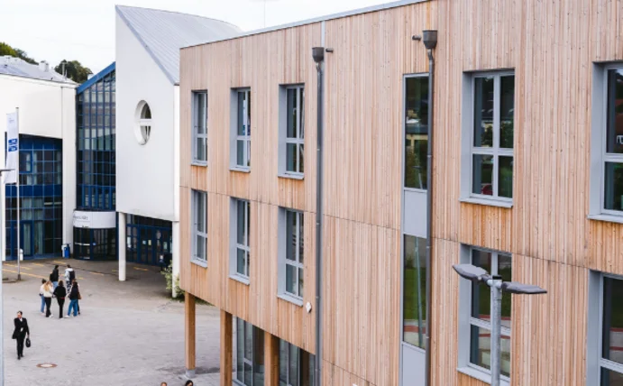 With a unanimous vote, UW/H has set the course for its next phase of development and appointed Prof. Dr Timo Meynhardt as its new president. (Photo: UW/H | Johannes Buldmann) Aerial view of the main building and the timber-framed building on the Witten/Herdecke University campus.