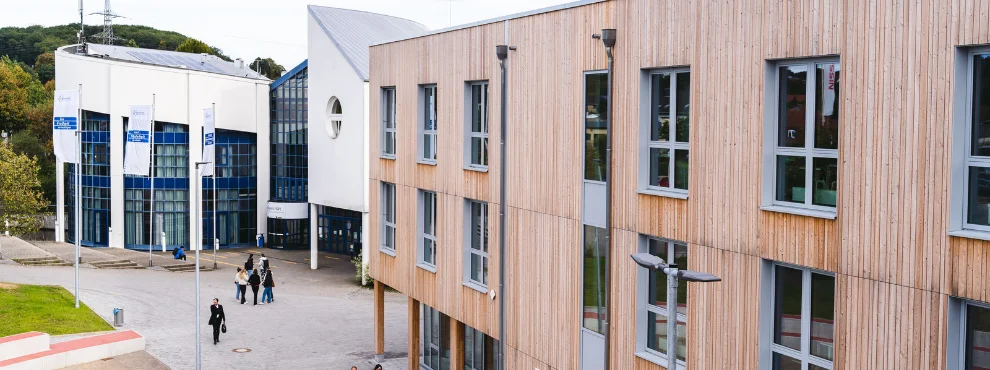 Aerial view of the main building and the timber-framed building on the Witten/Herdecke University campus.