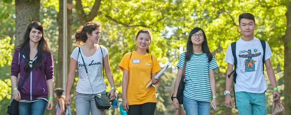 At the University of Victoria in Canada, management students can earn a double degree (Photo: University of Victoria) Students at the University of Victoria in Canada are walking around the campus.