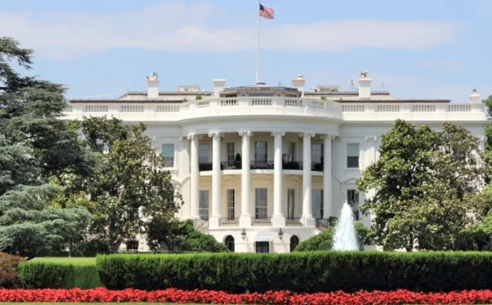 Ansicht des Weißen Hauses in Washington. Auf dem Dach weht die US-Flagge.