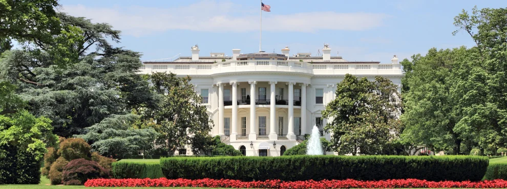 Ansicht des Weißen Hauses in Washington. Auf dem Dach weht die US-Flagge.
