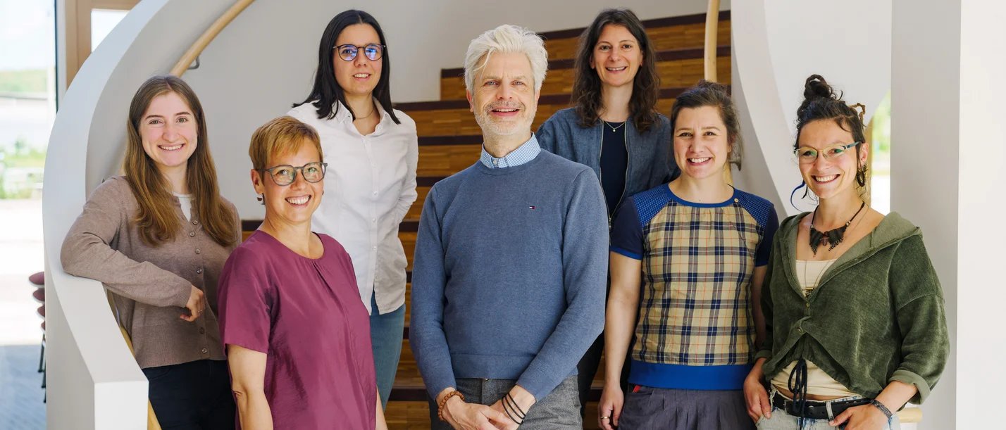 The team at the Institute for Integrative Healthcare and Health Promotion (IGVF) at Witten/Herdecke University (Photo: UW/H) The team from the Institute for Integrative Healthcare and Health Promotion (IGVF) at Witten/Herdecke University are standing together in front of and on a flight of stairs.