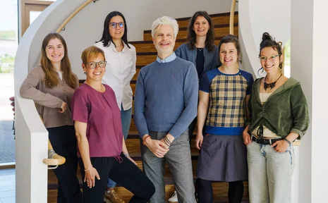 The team at the Institute for Integrative Healthcare and Health Promotion (IGVF) at Witten/Herdecke University (Photo: UW/H) The team from the Institute for Integrative Healthcare and Health Promotion (IGVF) at Witten/Herdecke University are standing together in front of and on a flight of stairs.