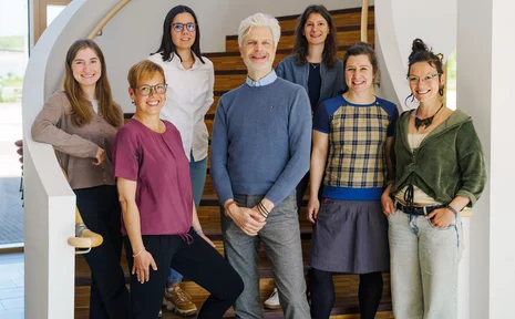 Das Team des Instituts für Integrative Gesundheitsversorgung und Gesundheitsförderung (IGVF) der Universität Witten/Herdecke (Foto: UW/H) Das Team des Instituts für Integrative Gesundheitsversorgung und Gesundheitsförderung (IGVF) der Universität Witten/Herdecke steht zusammen vor und auf einer Treppe.