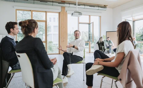 Online-Info-Session für Studieninteressierte zum berufsbegleitenden Witten MBA – Juli 2026 (Foto: UW/H) Symbolbild Gesprächsrunde an der UW/H