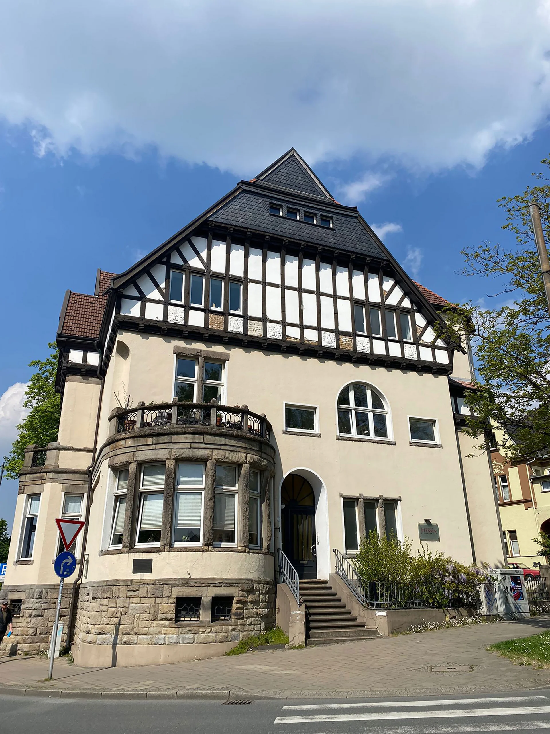 Außenansicht eines Stadthauses.