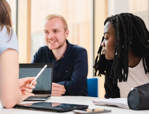 Learning together in small groups (Photo: UW/H | Johannes Buldmann). Three students sit together at a table and study. There is a laptop on the table between them.