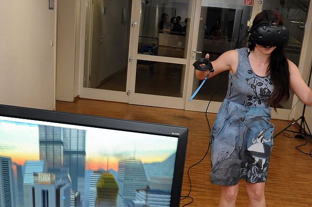 UW/H-Studentin testet die neue VR-Ausrüstung