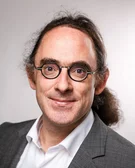 Porträtfoto von Dr. med. Benjamin Schwindenhammer