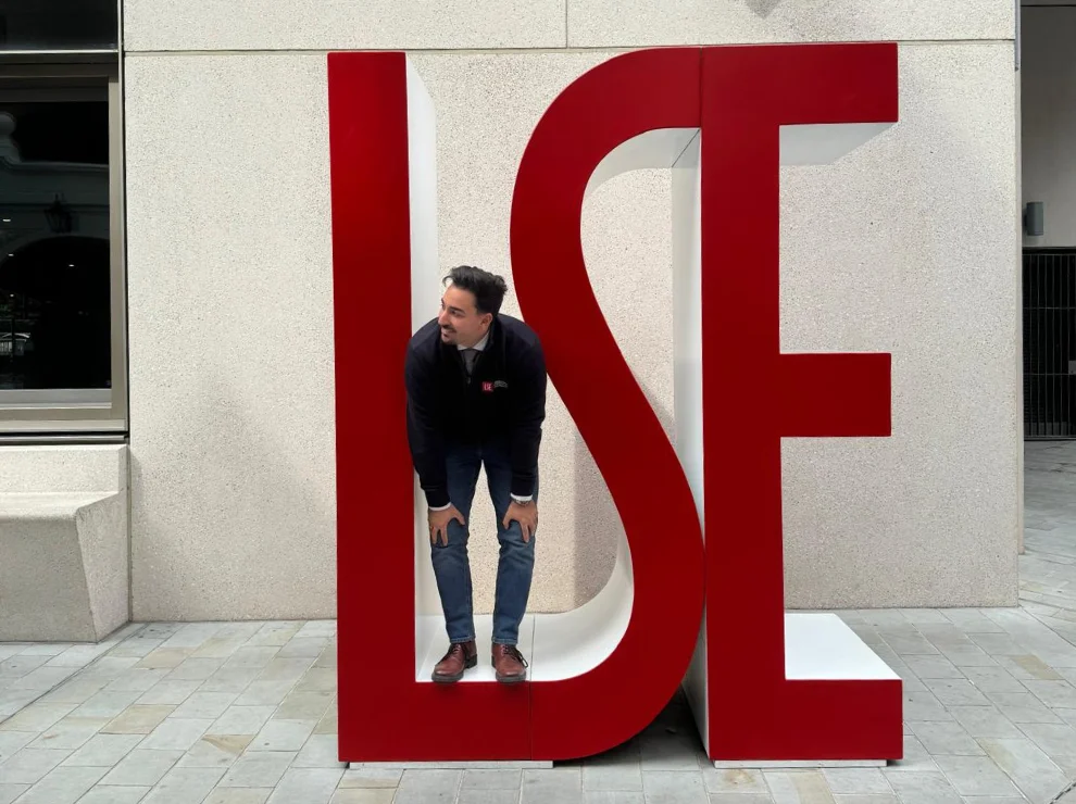 Marlon steht in großen roten LSE-Buchstaben.