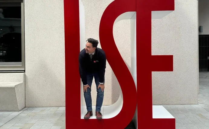 Marlon steht in großen roten LSE-Buchstaben.