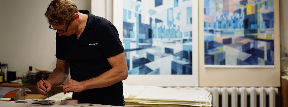 Ein Künstler in seinem Atelier.