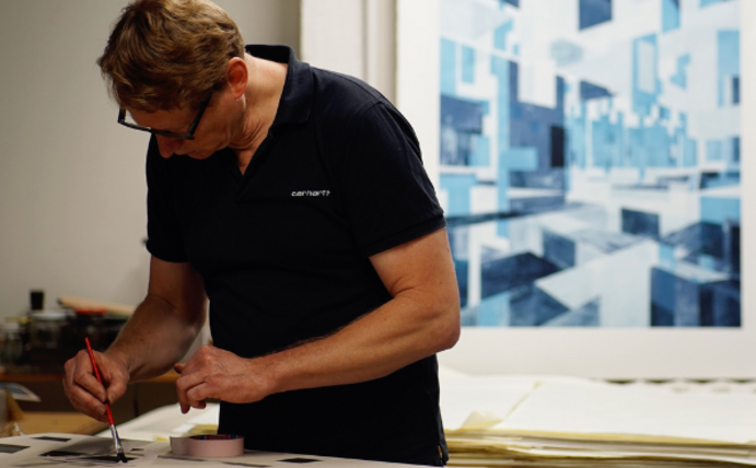 Over the past 100 years, the Griffelkunst-Vereinigung e. V. has made works by more than 1,000 artists possible. (Photo: Katharina Wutzler) An artist in his studio.