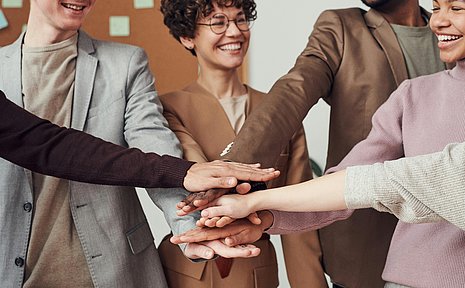 Symbolbild von Menschen im Kreis