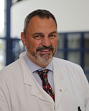 Prof. Dr. med. Georg Feigl (Foto: UW/H) Porträtfoto von Prof. Dr. med. Georg Feigl