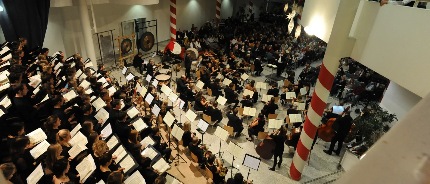 Vogelperspektive auf Chor und Orchester der Universität