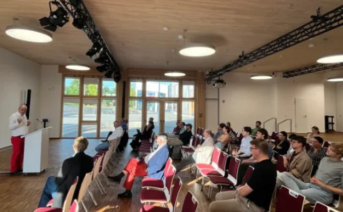 Foto vom Vortrag von Klaus Welle an der UW/H am 24.06.2025, welches zeigt, wie Klaus Welle zum Publikum spricht (Foto: UW/H | Sonja Knobbe)