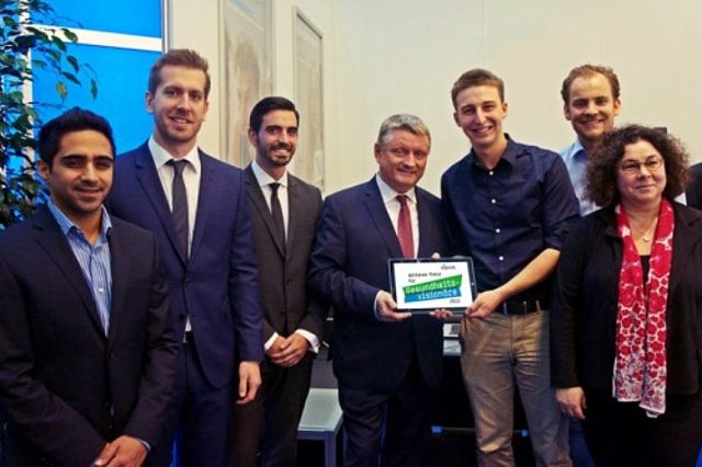 Federal Minister of Health Hermann Gröhe, the Witten team and the health visionaries of 2015 at the Medica