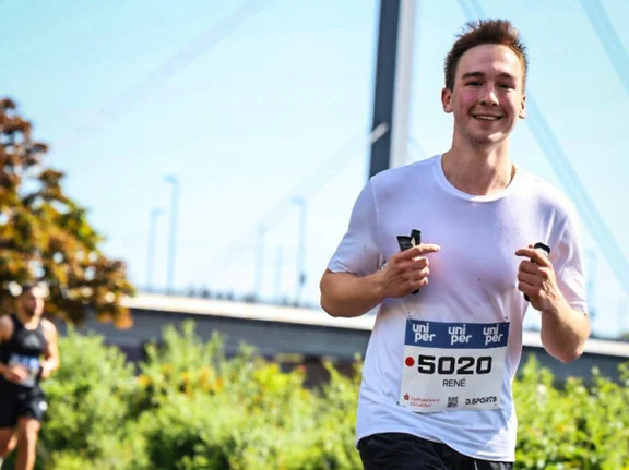 René Langenströer beim Marathon in Düsseldorf (Foto: Privat) René Langeströer beim Laufen. Hinter ihm sieht man eine Autobahnbrücke und einen weiteren Läufer.