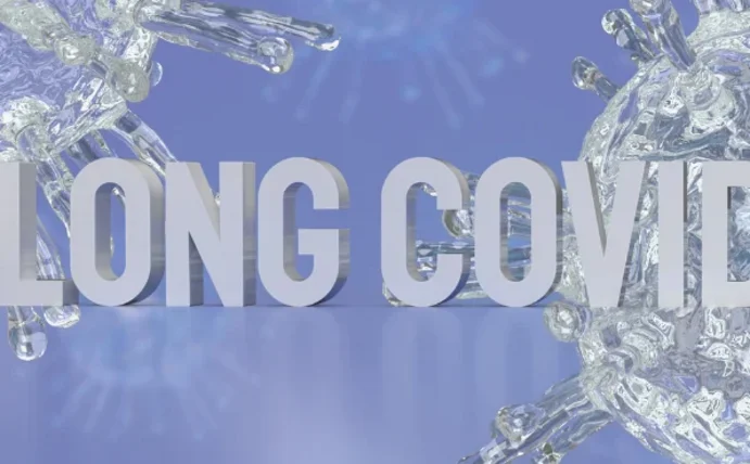 Man sieht einen Virus und davor die Aufschrift "Long Covid".