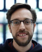 Porträtfoto von Dr. Jonathan Harth