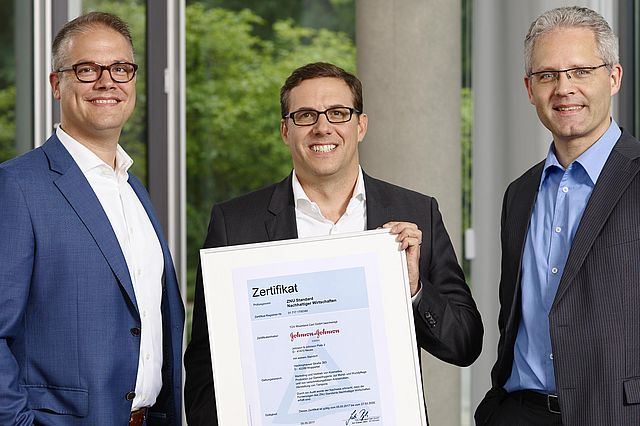 Johnson& Johnson erfolgreich nach dem ZNU-Standard Nachhaltiger Wirtschaften zertifiziert Von links nach rechts: Dr. Axel Kölle, ZNU; Jan Meurer und Dr. Matthias Hauser, Johnson & Johnson