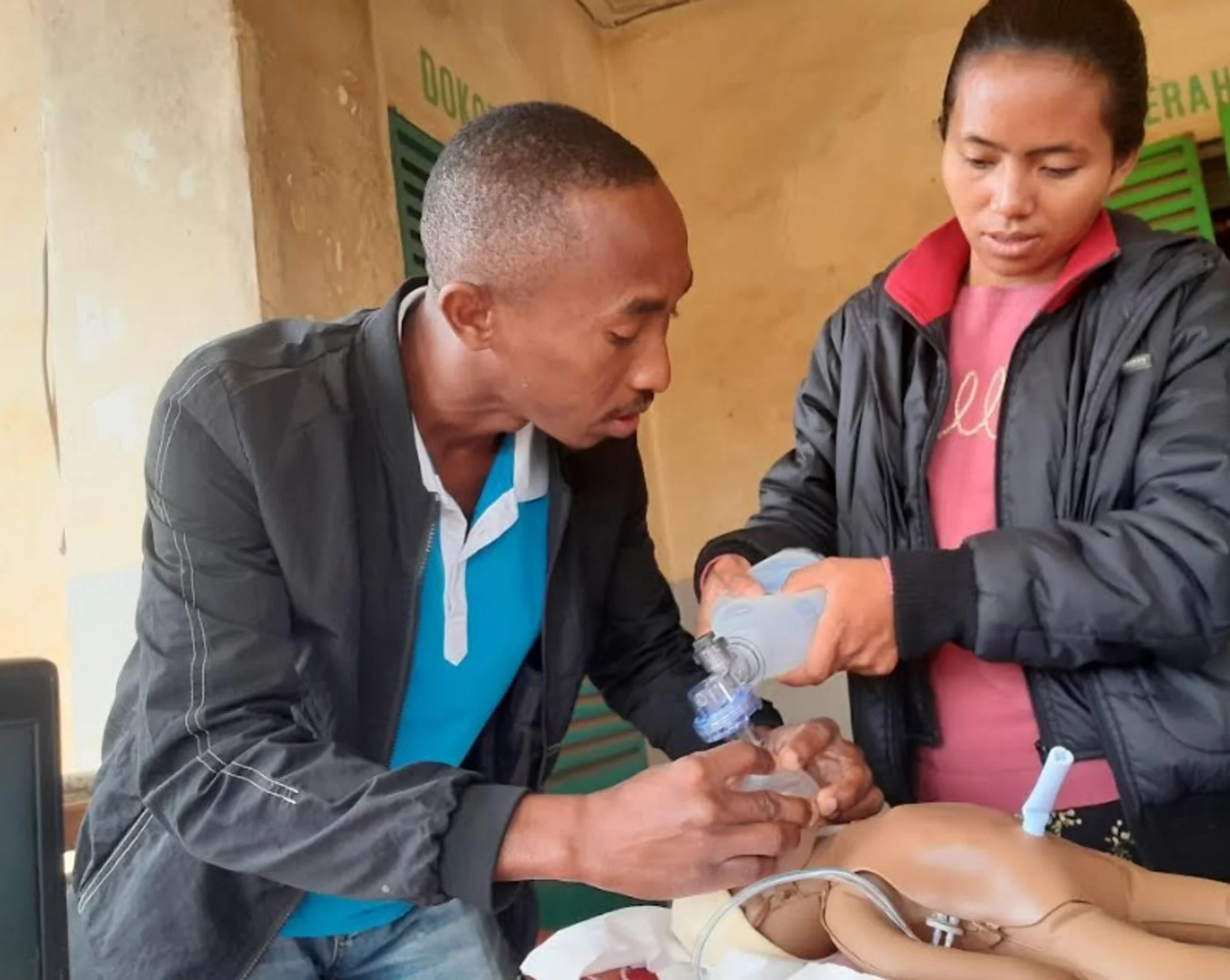 Zwei Personen beim Versorgungstraining