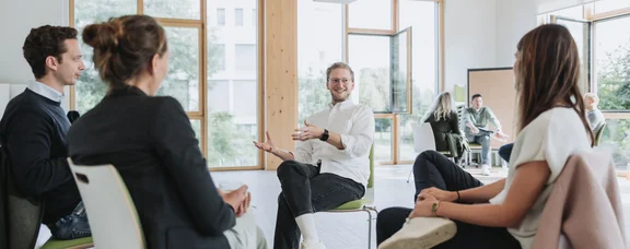 Seminarsituation mit einer Gruppe Studierender