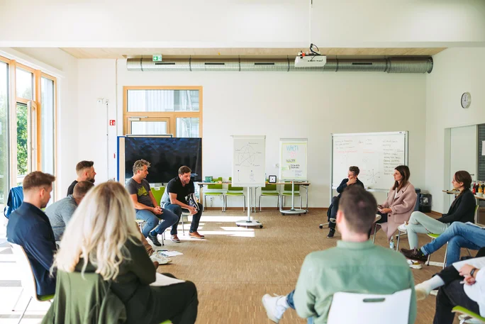 Szene einer Diskussionsrunde im Witten MBA.