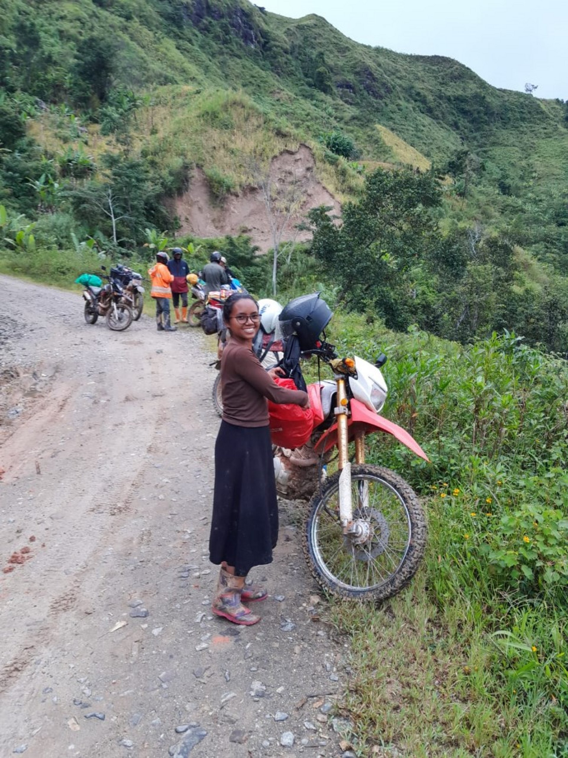 Frau mit Fahrrad in Landschaft