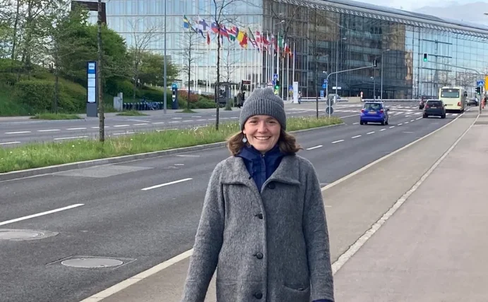 Bild von Marla vor der Europäischen Investmentbank