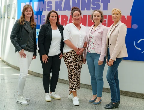 Gruppenfoto mit fünf Personen vor einem UW/H-Banner