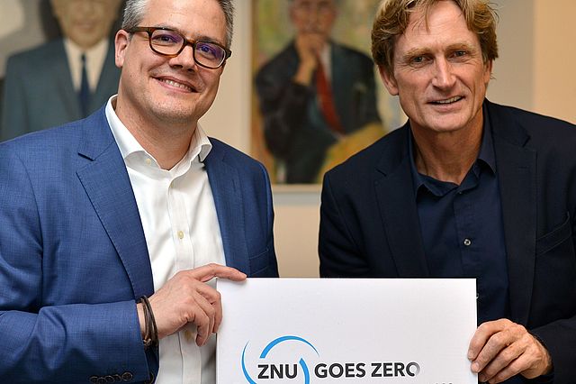Dr. Axel Kölle (ZNU, links) und Jan Niewodniczanski (Bitburger Braugruppe)(Foto: Harald Tittel)