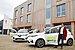 An der Universität Witten/Herdecke entstehen zwei weitere eCarsharing-Stationen für Witten, an denen die wuddi GmbH ein stationsgebundenes eCarsharing anbietet. (Foto: UW/H) Manuel Schlottbom (Gründer wuddi GmbH), Dr. Dirk Jakobs (Vizepräsident für Organisationsentwicklung an der UW/H), Kaja Fehren (Klimaschutzmanagerin Stadt Witten), Patrick Berg (Abteilungsleiter Energiedienstleistungen bei den Stadtwerken Witten) und Dr. Annaliesa Hilger (Leiterin Vernetzungsstelle Nachhaltigkeit an der UW/H) mit den zwei neuen E-Autos