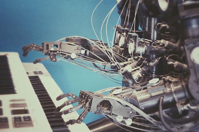 ein Roboter spielt Piano