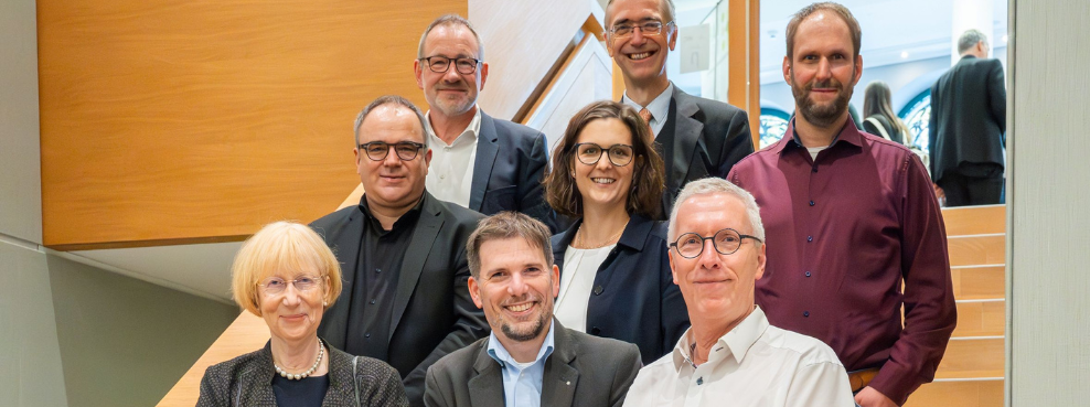 Gründung des Westdeutschen Zentrums für Allgemeinmedizin (Foto: HHU/ifam) Acht Personen stehen auf einer Treppe und lächeln in die Kamera.