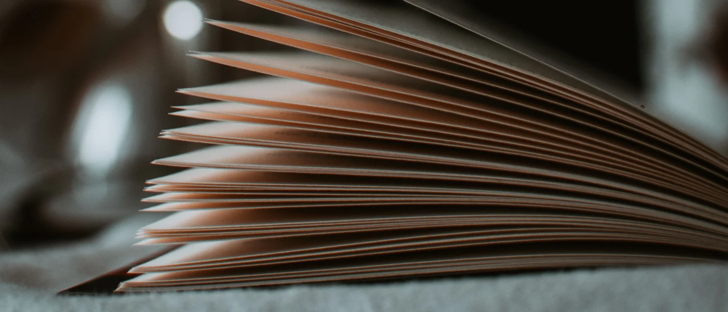 The event at the University of Witten/Herdecke (UW/H) explores the complex relationship between philosophy and literature. (Photo: Pexels | lil artsy) The photograph shows a close-up of the pages of a book spread out.